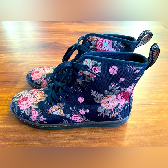 DR. MARTENS Shoreditch Floral Canvas Boot - Picture 1 of 12